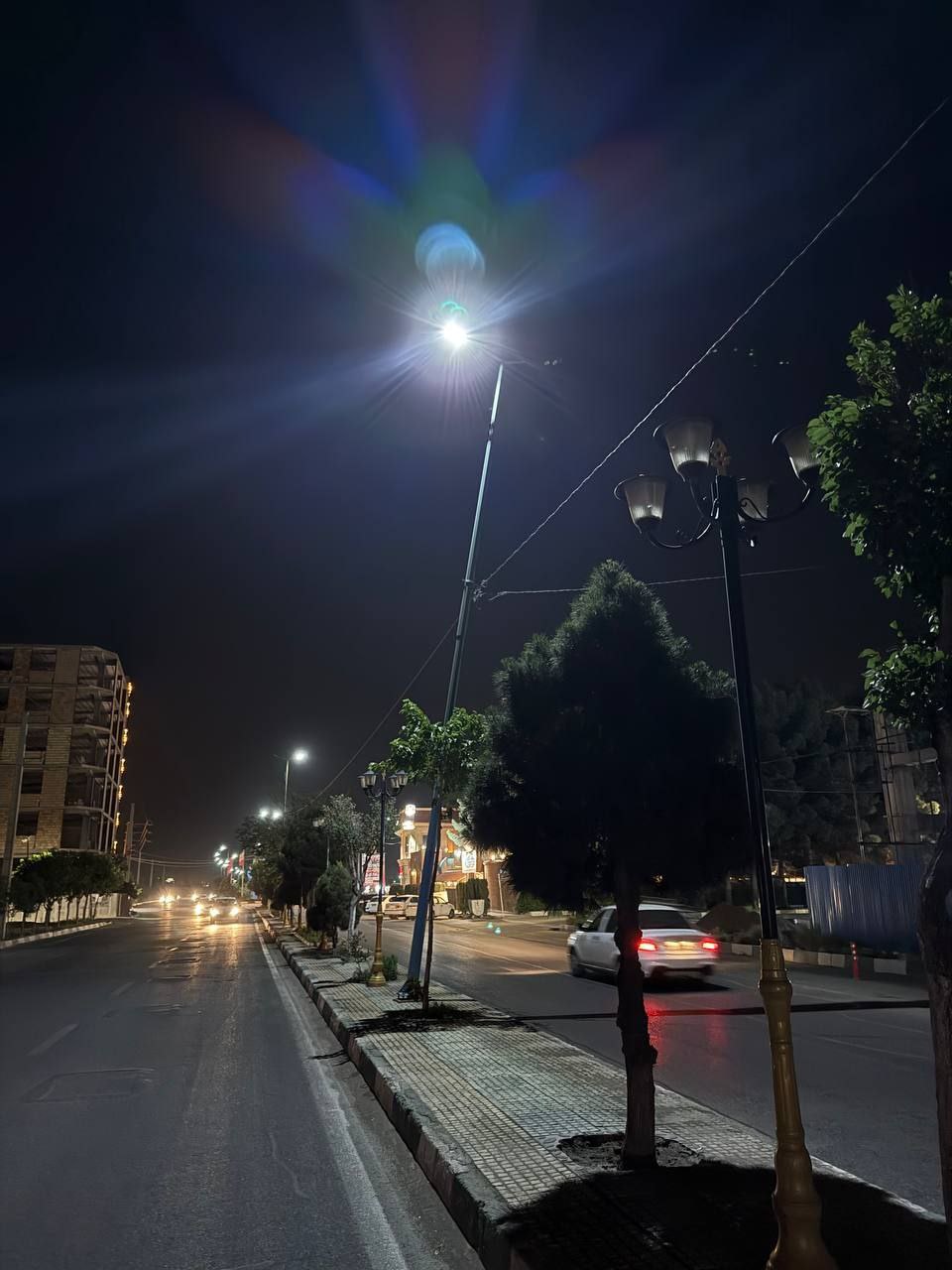 آقای اداره برق! این دیگر قطعی نیست — تیر چراغ برق دارد میافتد!