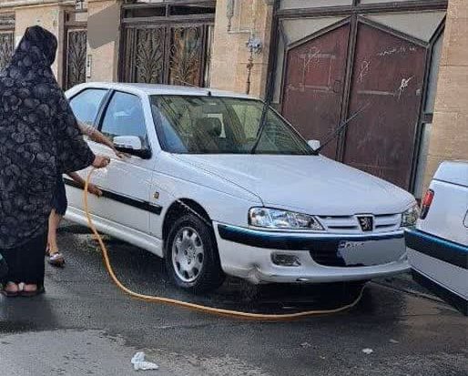 بی‌تفاوتی کامل به بحران آب / شستشوی عاشقانه خودرو با شلنگ در خیابان!