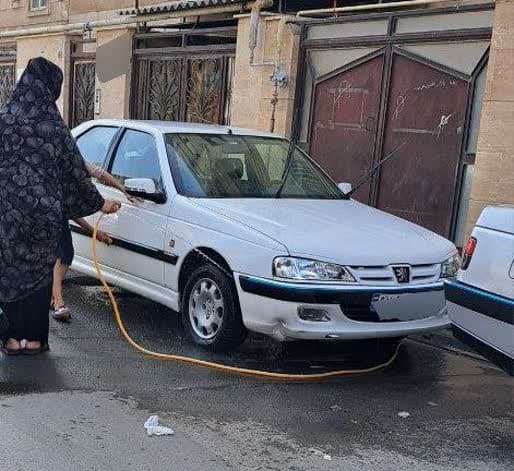 بیتفاوتی کامل به بحران آب / شستشوی عاشقانه خودرو با شلنگ در خیابان!