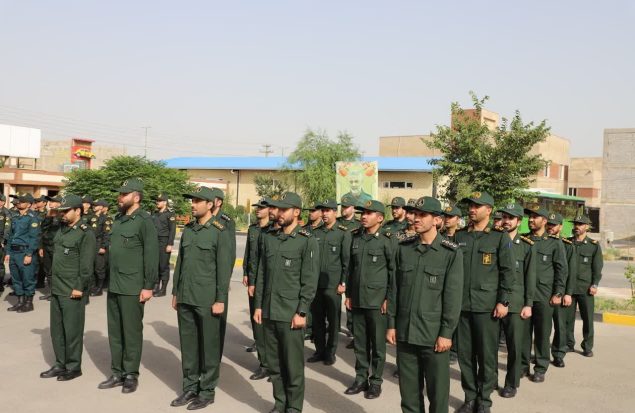 صبحگاه مشترک نیروهای نظامی و انتظامی بهارستان به مناسبت سالروز آزادسازی خرمشهر