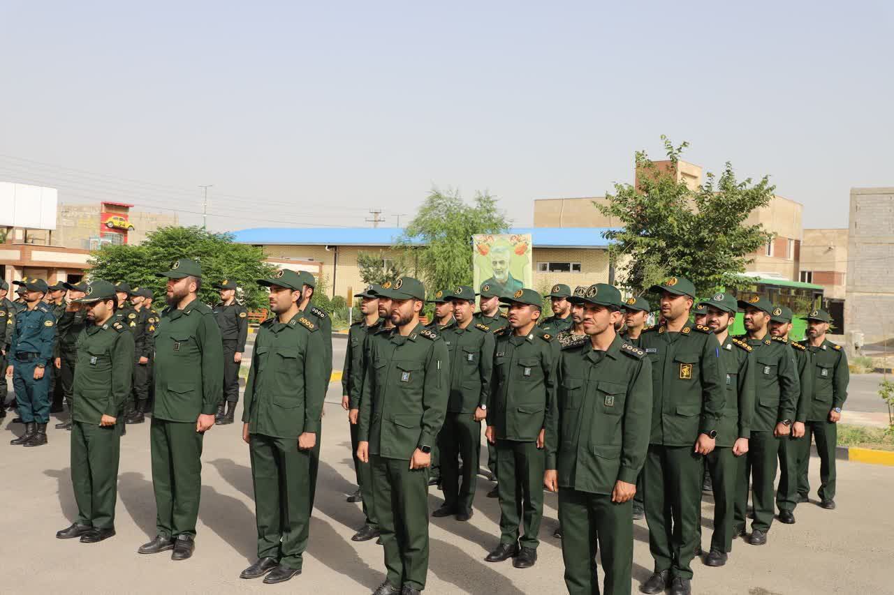 صبحگاه مشترک نیروهای نظامی و انتظامی بهارستان به مناسبت سالروز آزادسازی خرمشهر