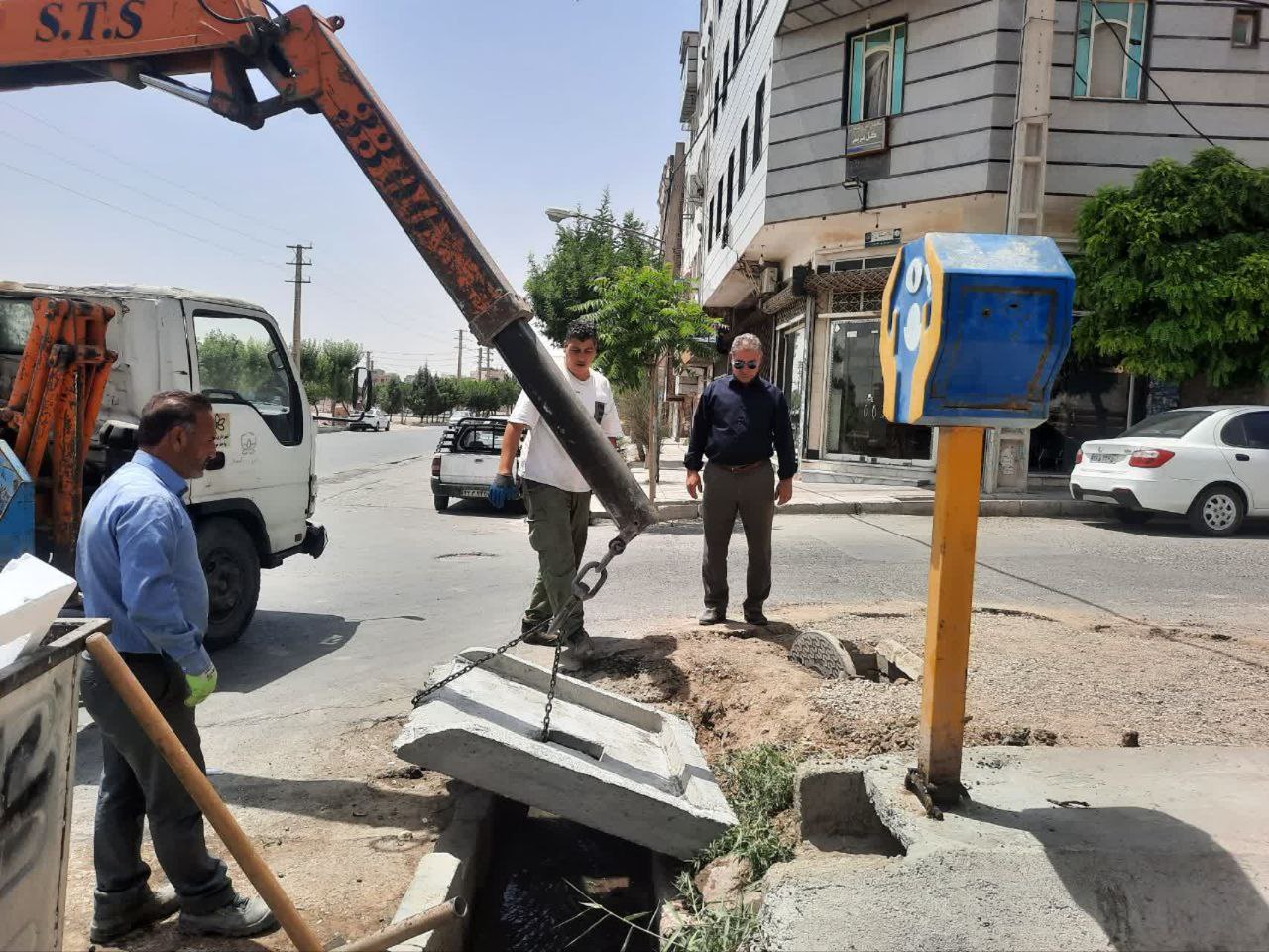 ساماندهی سطل‌های زباله با نصب زیرجایگاه‌های بتنی توسط شهرداری گلستان