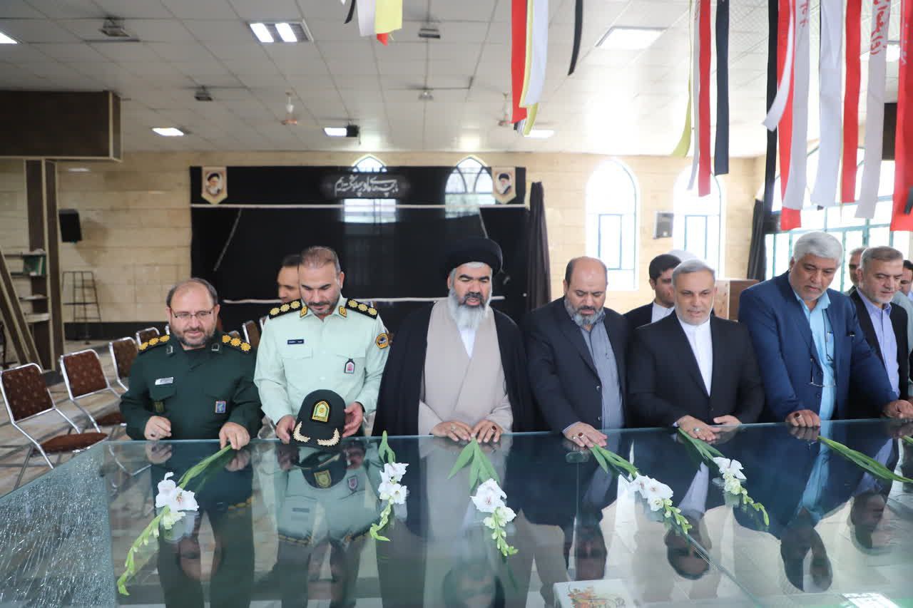 عطر افشانی و غبارروبی مزار شهدای گمنام گلستان در طلوع هفته دولت ۱۴۰۴