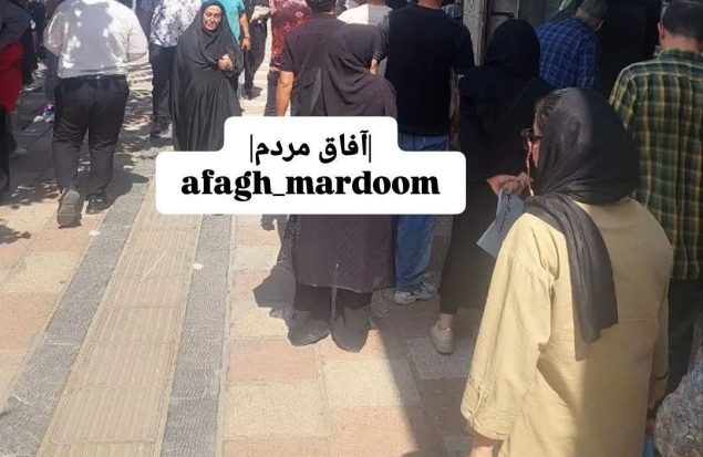 صف‌های طولانی جلوی دادگستری بهارستان؛ گلایه شهروندان از صف‌های طولانی در روزهای گرم