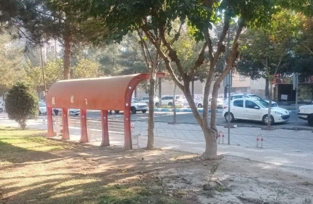 ایستگاه تاکسی میدان هفت‌تیر نسیم‌شهر، خالی و متروکه!