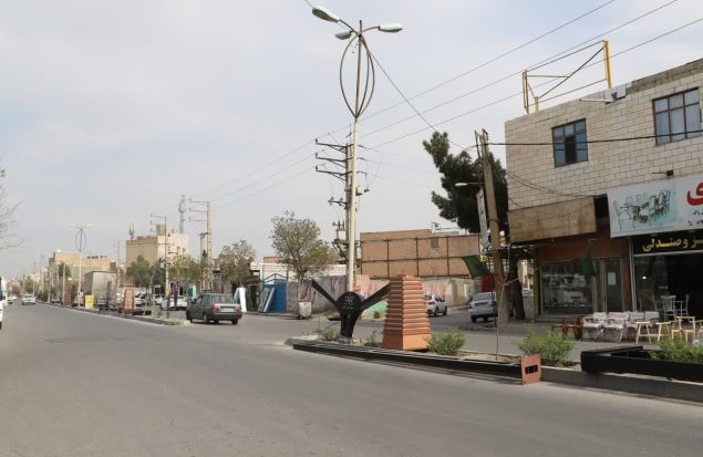 قلعه‌میر در مسیر روشنایی و تحول؛ نصب پایه‌چراغ‌های جدید در خیابان شهدای قلعه‌میر همزمان با اجرای طرح استقبال از بهار