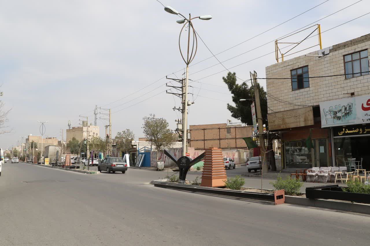 قلعه‌میر در مسیر روشنایی و تحول؛ نصب پایه‌چراغ‌های جدید در خیابان شهدای قلعه‌میر همزمان با اجرای طرح استقبال از بهار