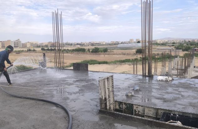 پیشرفت جهادی در نهضت مدرسه‌سازی؛ بتن‌ریزی سقف دوم مدرسه ۲۱ کلاسه گلستان آغاز شد