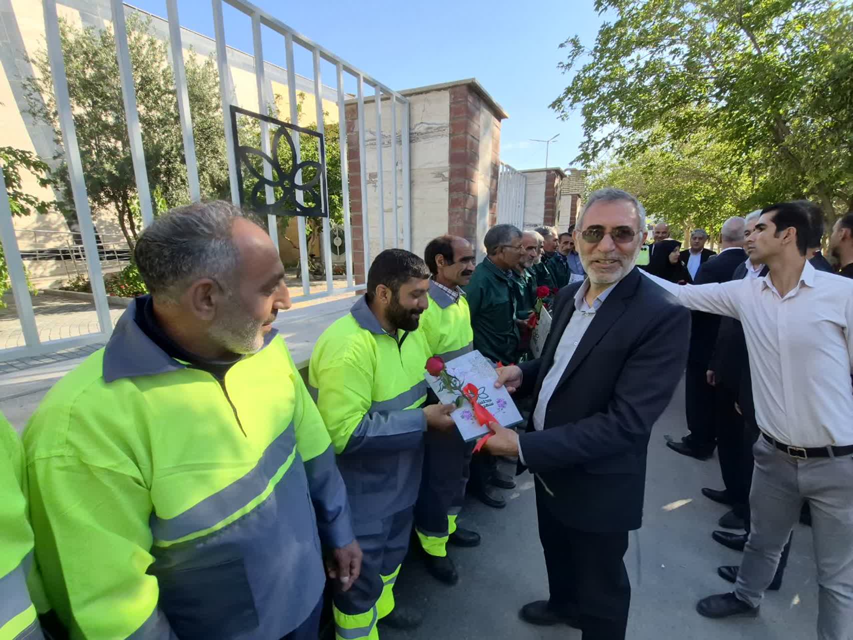 آیین گرامیداشت روز کارگر در جریان نظارت میدانی مسئولان از پروژه‌های عمرانی گلستان