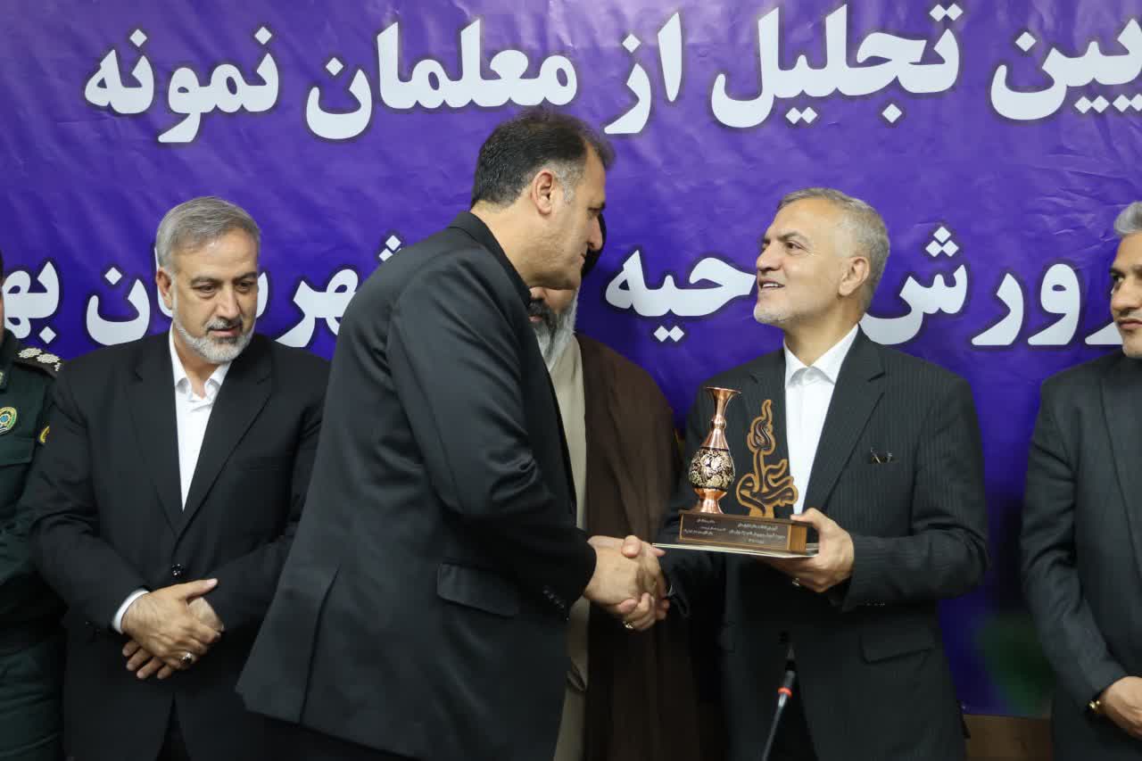 تجلیل از سفیران علم و معرفت در شهر گلستان