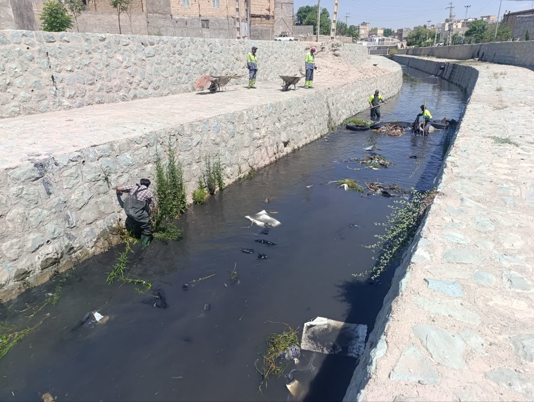 لایروبی رودخانه شادچای؛ ارتقای بهداشت محیطی در فصل گرما