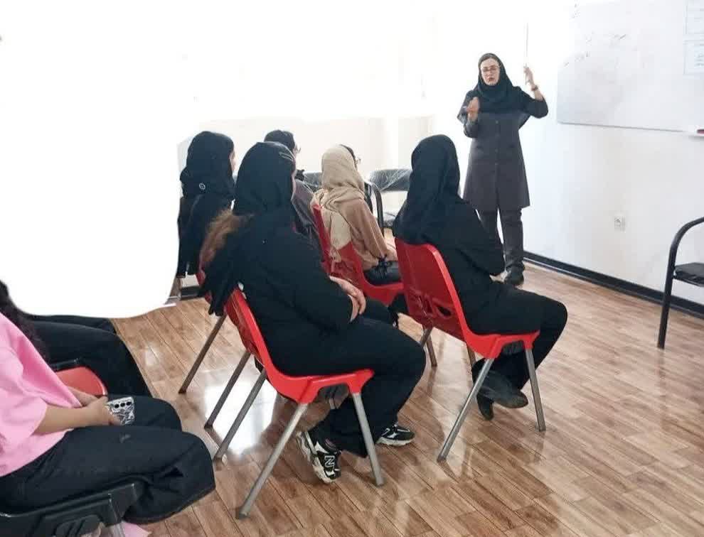 برگزاری کلاس آموزش مهارت‌های زندگی در سرای محله کیکاور