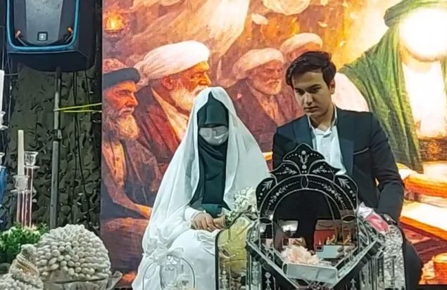 جشن آغاز زندگی در میدان استقلال پرند/ هدیه شهردار و شورای شهر به زوج جوان پرندی در تجمعات خیابانی