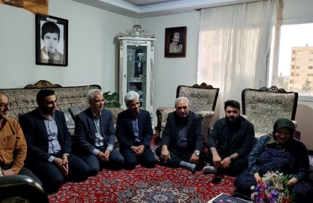 تجلیل مسئولان شهر پرند از خانواده معظم شهدای هشت سال دفاع مقدس