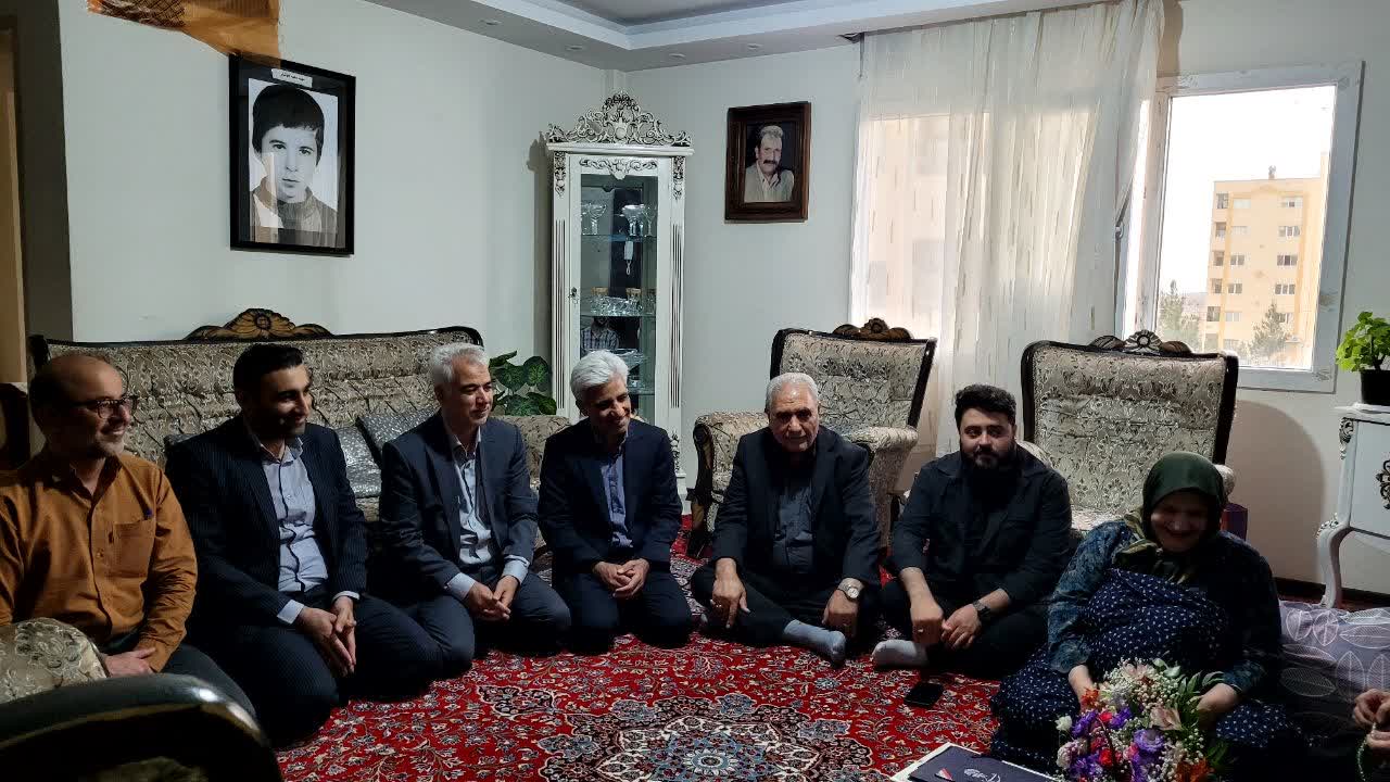 تجلیل مسئولان شهر پرند از خانواده معظم شهدای هشت سال دفاع مقدس